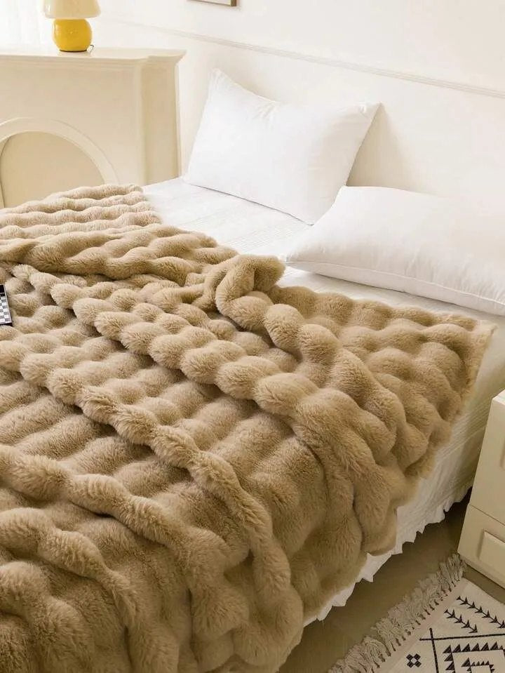 Cobija color camel en dormitorio acogedor