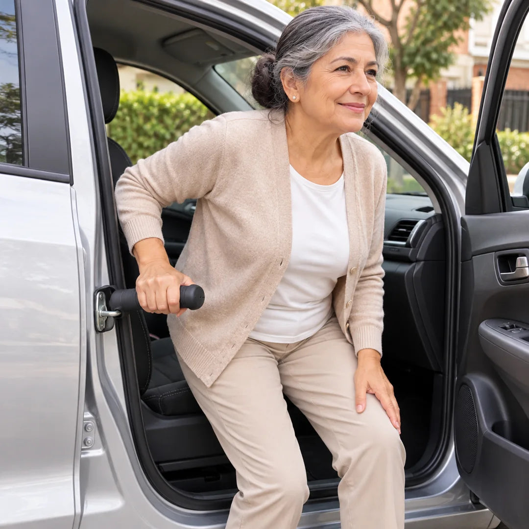 Señora saliendo del carro apoyada en la manija encajada en la puerta