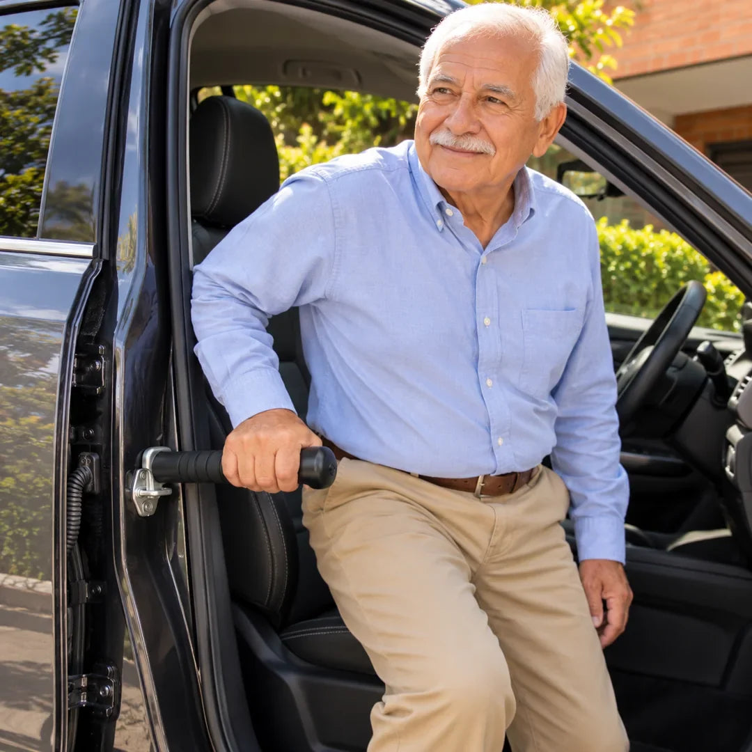 Señor mayor parándose del asiento del carro con la manija de apoyo