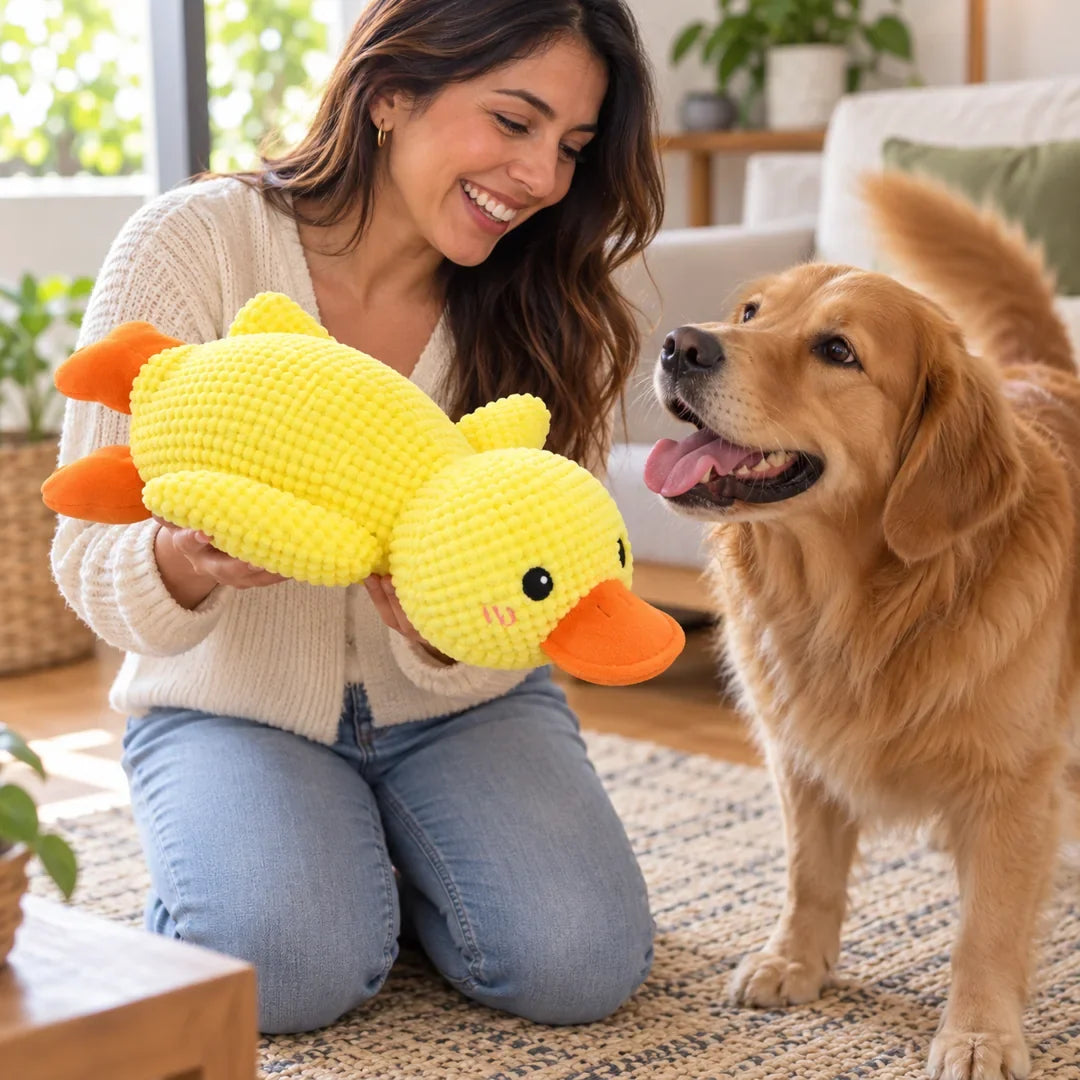 Mujer mostrando el tamaño del pato de peluche junto a su perro