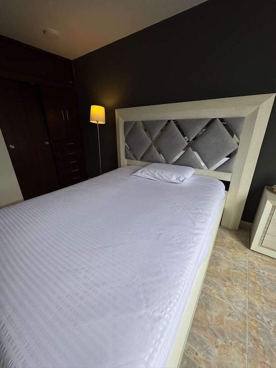 Foto real del juego en color blanco, tendido en una cama