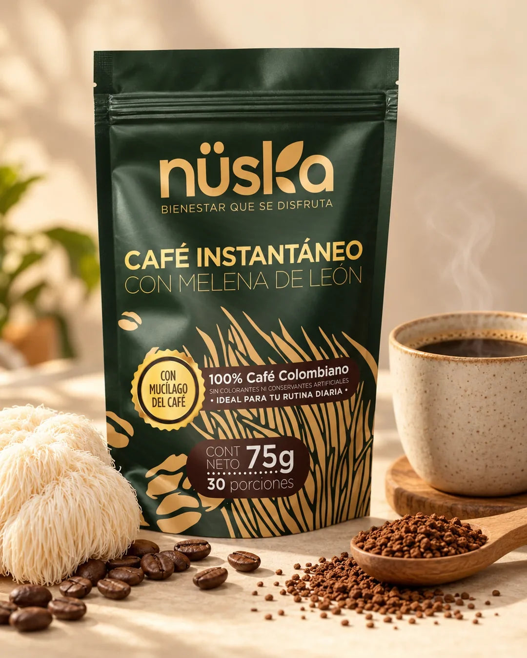 Café Nüska junto a una taza de café, granos y un hongo melena de león