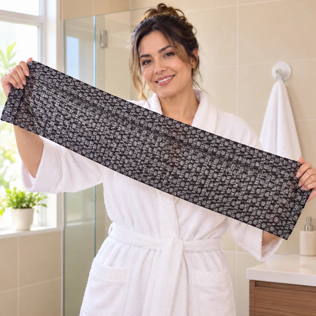 Mujer mostrando lo larga que es la toalla exfoliante coreana