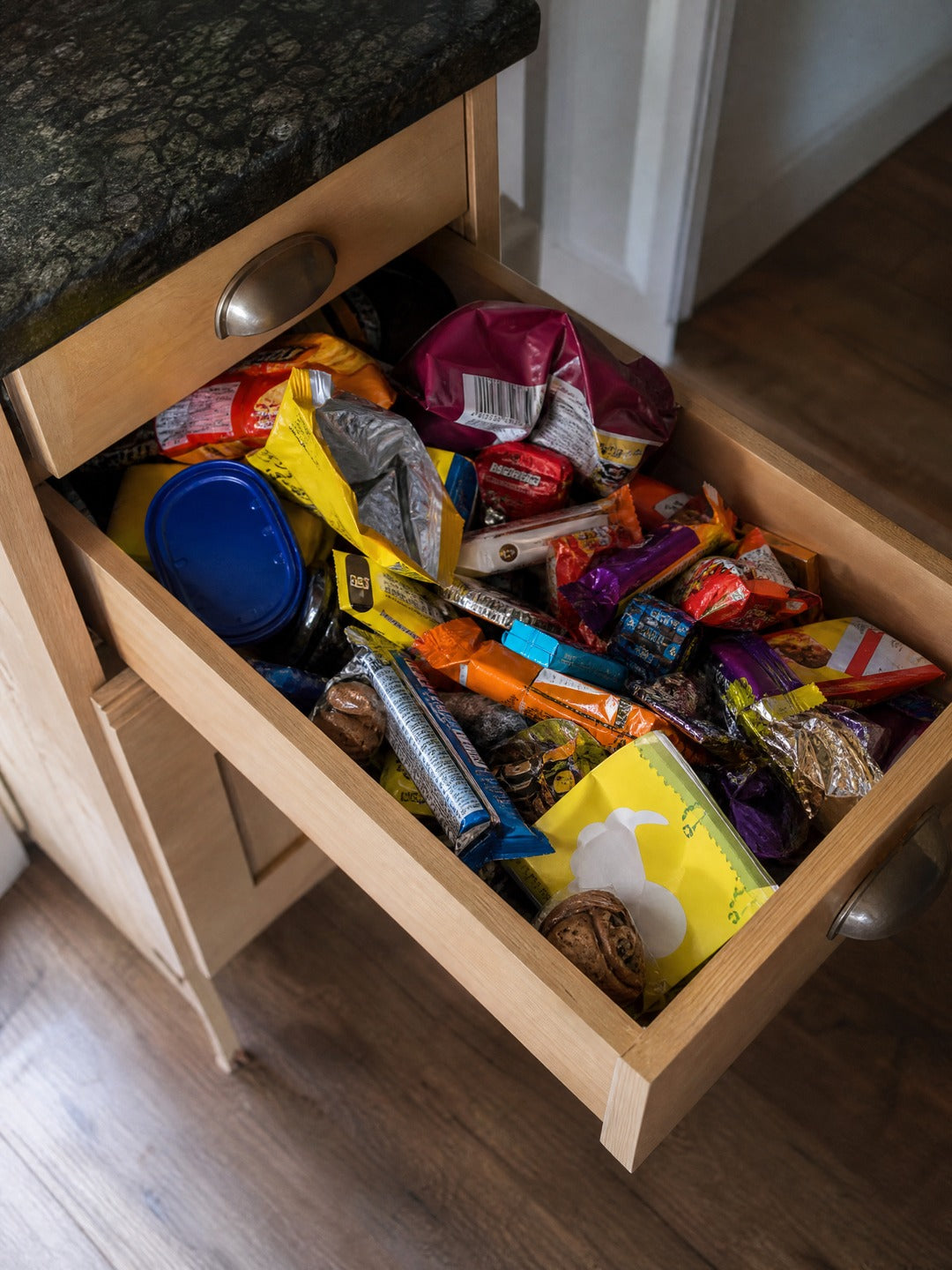 Cajón de la cocina lleno de dulces y paquetes
