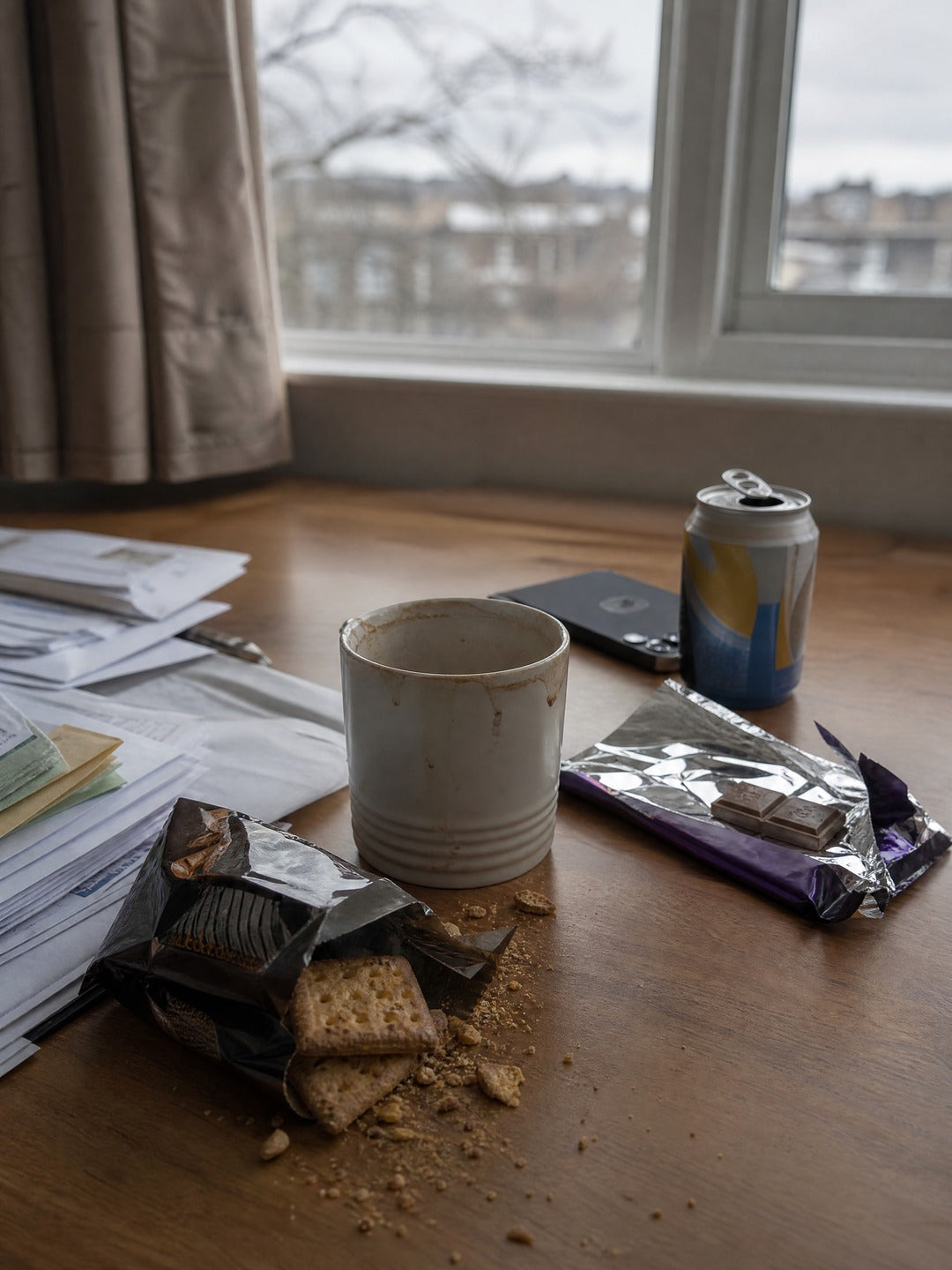 Escritorio a las 3 p.m. con galletas, chocolatina y gaseosa