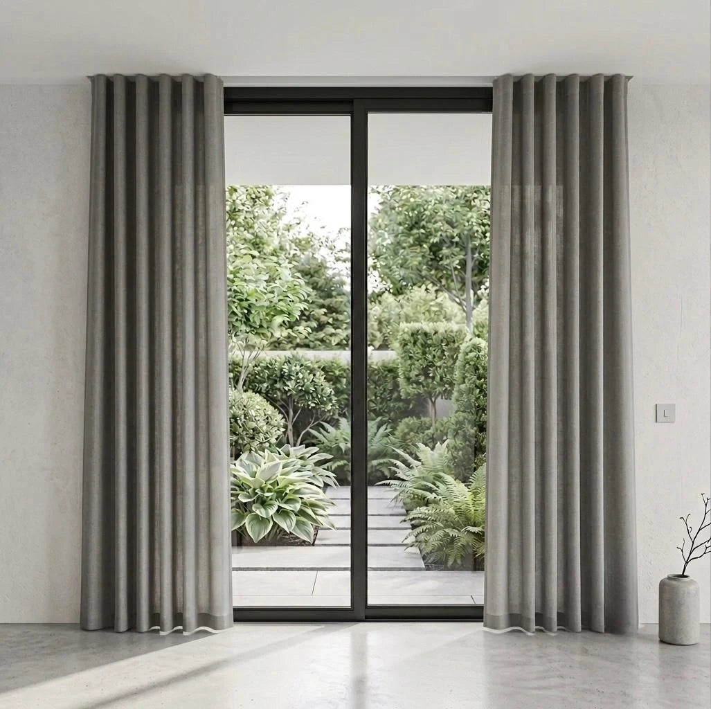 Cortina blackout gris instalada