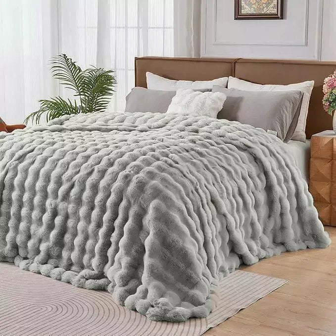 Cobija color gris en dormitorio luminoso · el regalo perfecto