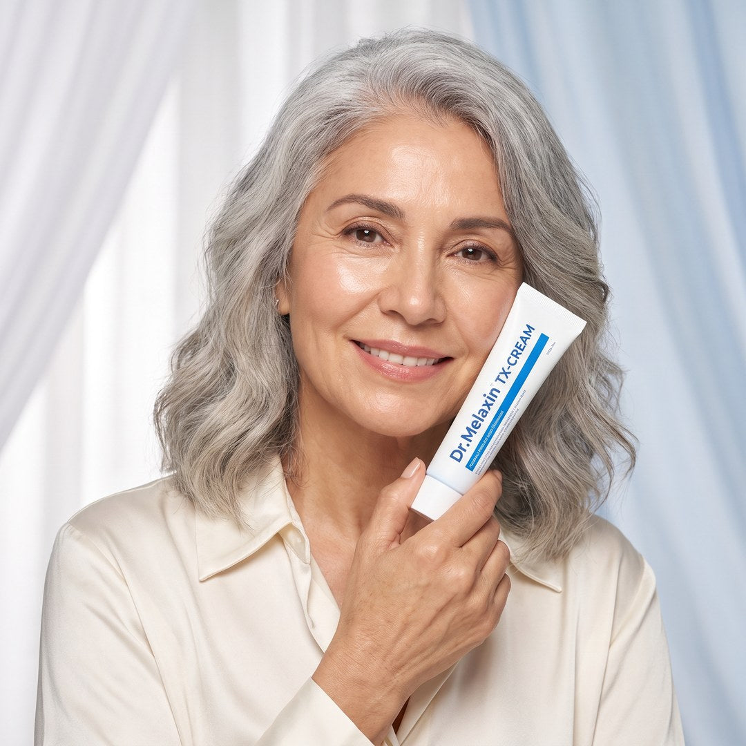 Mujer 60+ con piel luminosa y firme sosteniendo Crema Reafirmante Dr. Melaxin