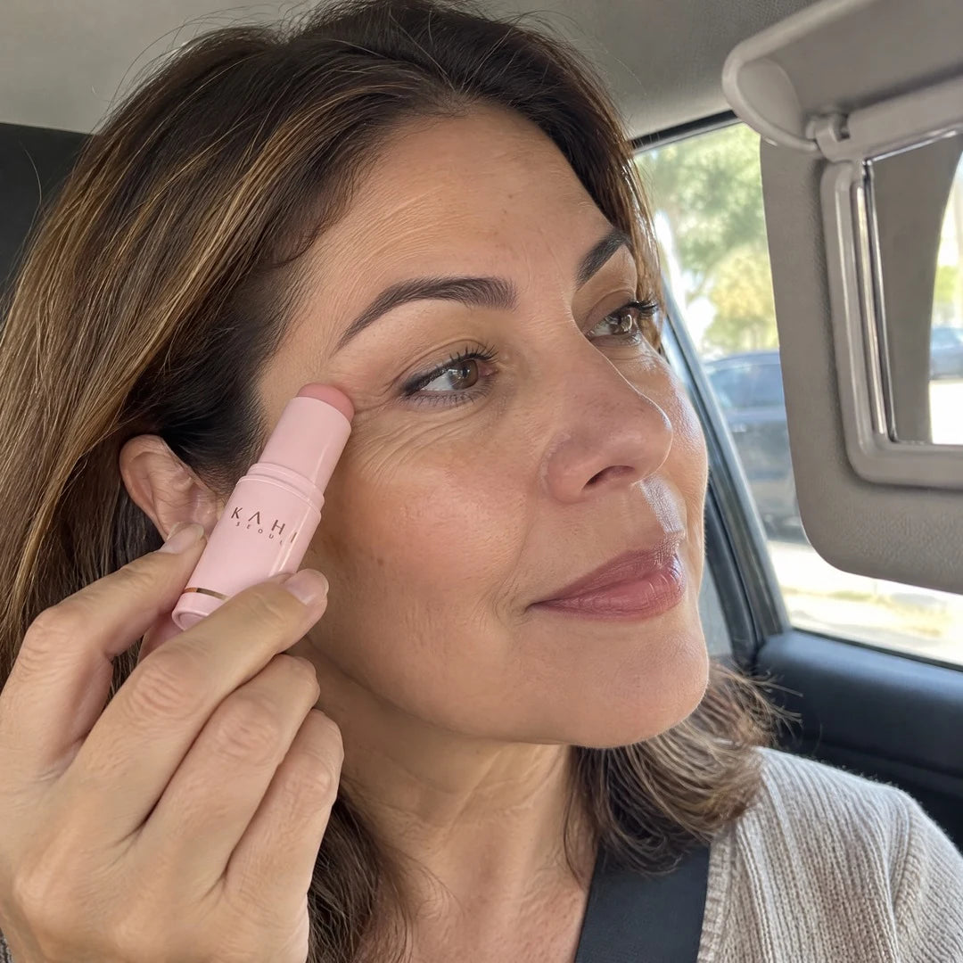 Se desliza en el contorno de ojos en segundos, incluso en el carro