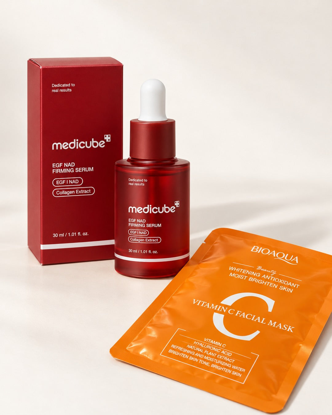 Lo que llega: el sérum de 30 ml, su caja y la mascarilla facial de regalo