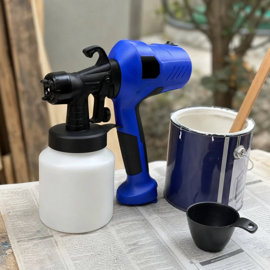 La pistola con el depósito y el embudo junto al tarro de pintura