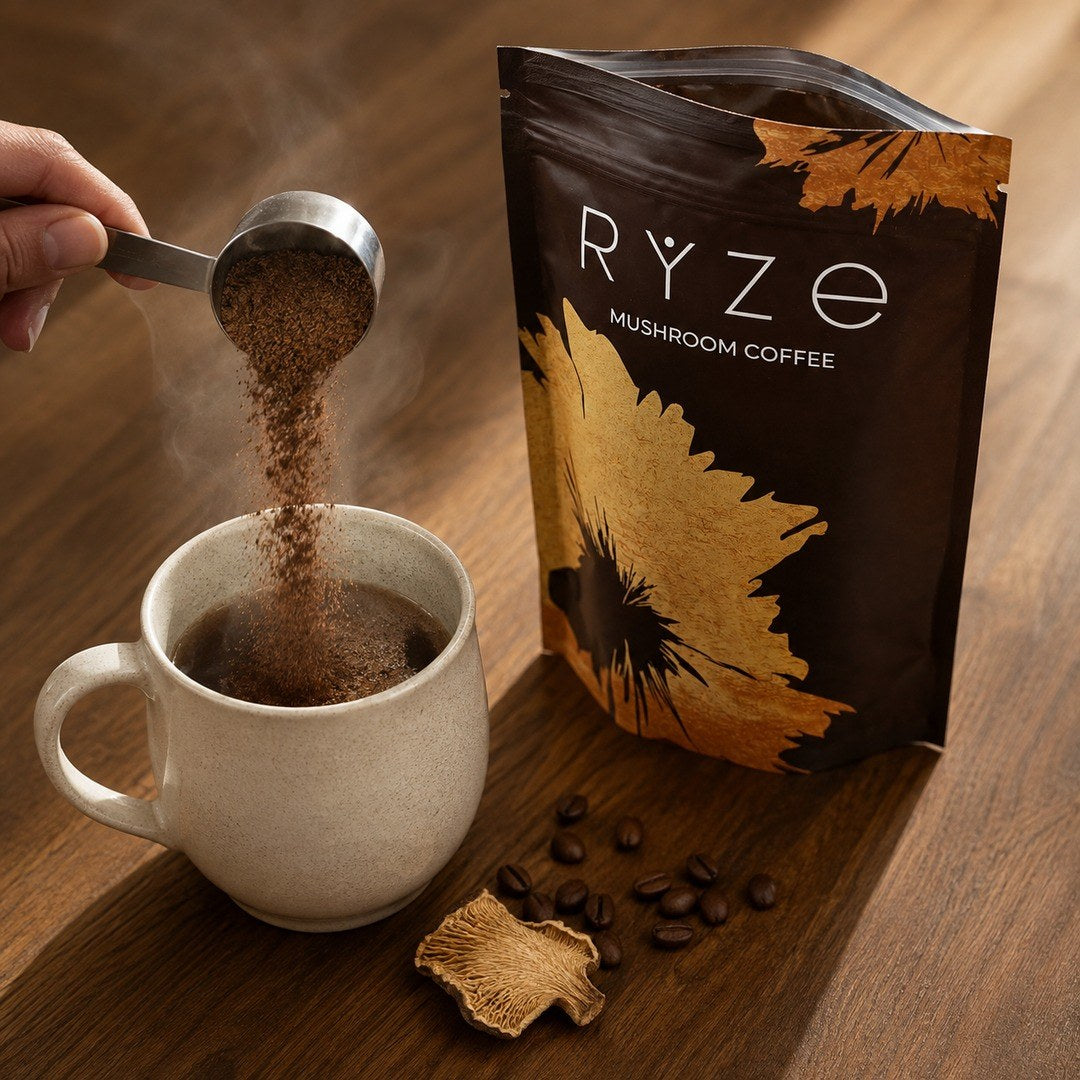 Una cucharada de Café RYZE en agua caliente
