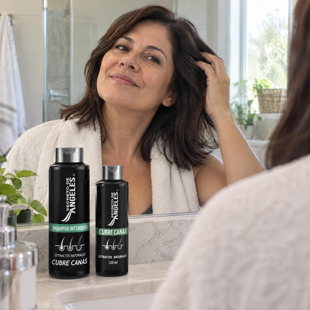 Cabello castaño oscuro parejo frente al espejo, con los frascos en el lavamanos