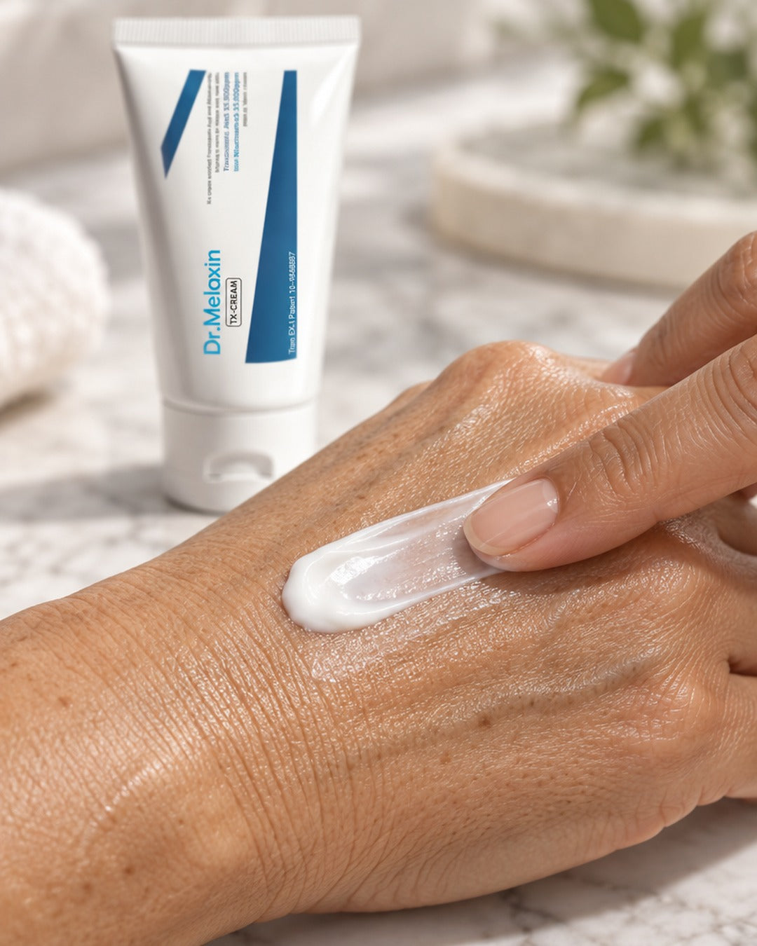 La textura: crema blanca que se extiende y se absorbe